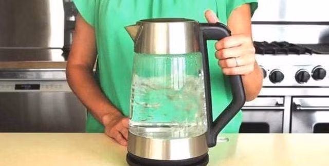 Tuy nhiên, do chính sách giám sát hàng hóa thị trường nghiêm ngặt hiện nay, miễn là sản phẩm đủ tiêu chuẩn thì nhìn chung không có vấn đề gì. Chuyên gia khuyên nên chọn loại ruột ấm được làm từ inox 304. Đây là vật liệu đạt tiêu chuẩn an toàn cho sức khỏe.