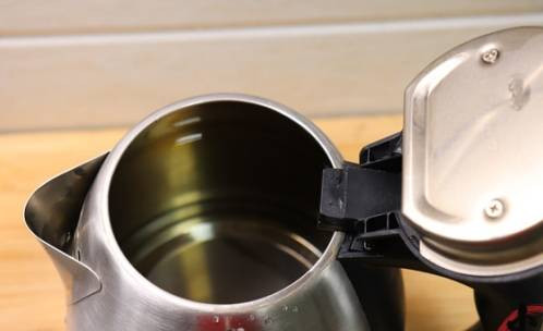 Ở đây, chúng ta cũng nên nhớ rằng khi đun nước, nếu phát hiện thành bên trong bình siêu tốc bị rỉ sét thì nên thay mới kịp thời, vì những chất này sẽ ảnh hưởng đến tuổi thọ của bình siêu tốc, đồng thời sẽ làm phân hủy một số nguyên tố khoáng, sẽ ảnh hưởng xấu đến sức khỏe.