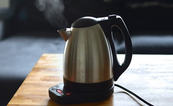 Hiện nay, có rất nhiều loại ấm siêu tốc, bình siêu tốc của đủ mọi thương hiệu khác nhau, mẫu mã đa dạng, chủng loại phong phú. Theo tìm hiểu, âm siêu tốc có nguồn gốc đầu tiên ở các nước phát triển như châu Âu, châu Mỹ.