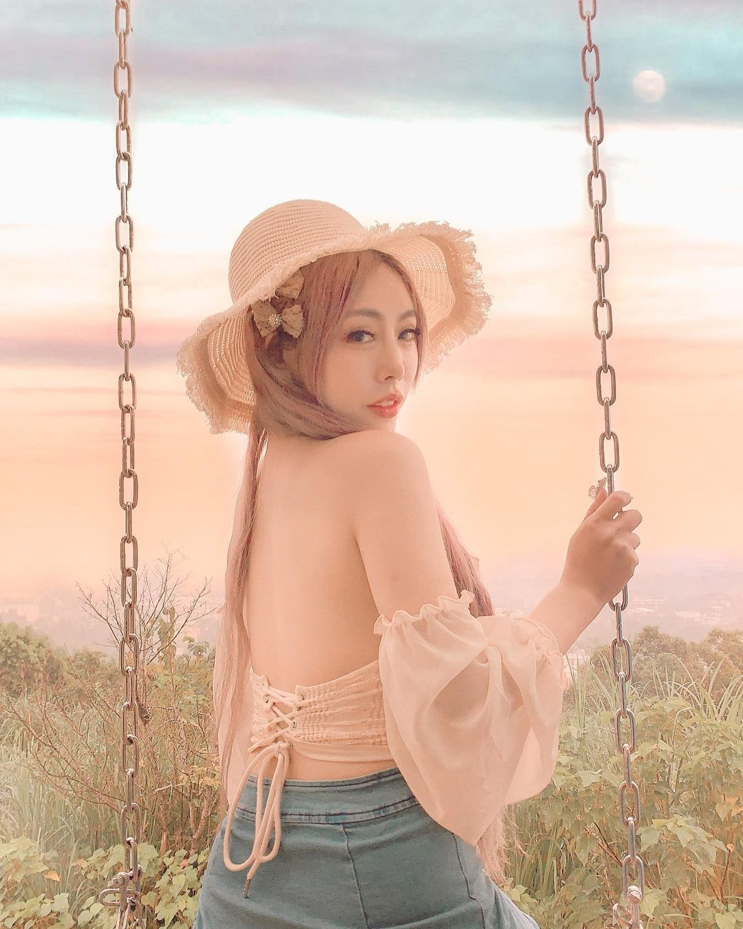 Theo tìm hiểu, Tiểu Đào là một trong những hot girl gợi cảm nổi tiếng ở Đài Loan. Cô nàng sở hữu khuôn mặt xinh đẹp và gu thời trang nữ tính, quyến rũ.