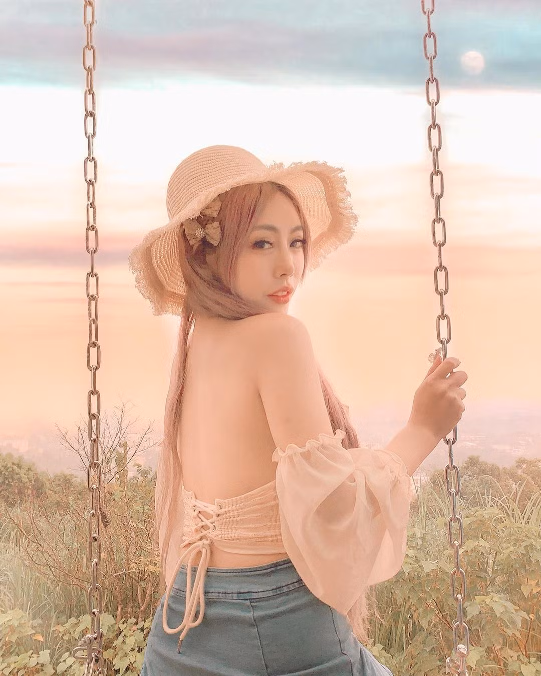 Theo tìm hiểu, Tiểu Đào là một trong những hot girl gợi cảm nổi tiếng ở Đài Loan. Cô nàng sở hữu khuôn mặt xinh đẹp và gu thời trang nữ tính, quyến rũ.