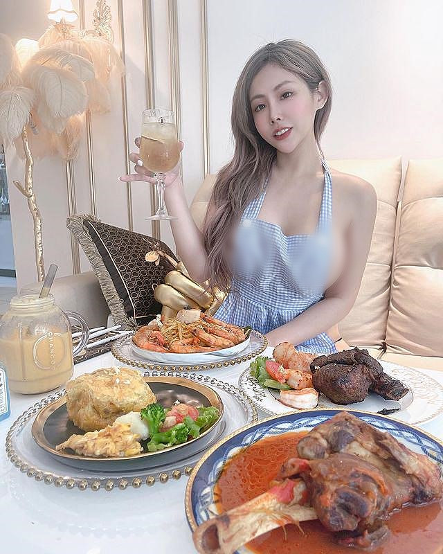 Trước đó, Tiểu Đào cũng từng gây chú ý khi để ngực trần, chỉ mặc một chiếc tạp dề dạy nấu ăn và khoe thành quả nấu nướng.