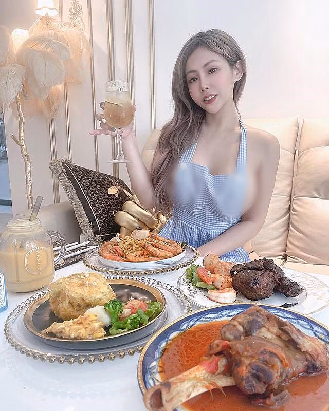 Trước đó, Tiểu Đào cũng từng gây chú ý khi để ngực trần, chỉ mặc một chiếc tạp dề dạy nấu ăn và khoe thành quả nấu nướng.