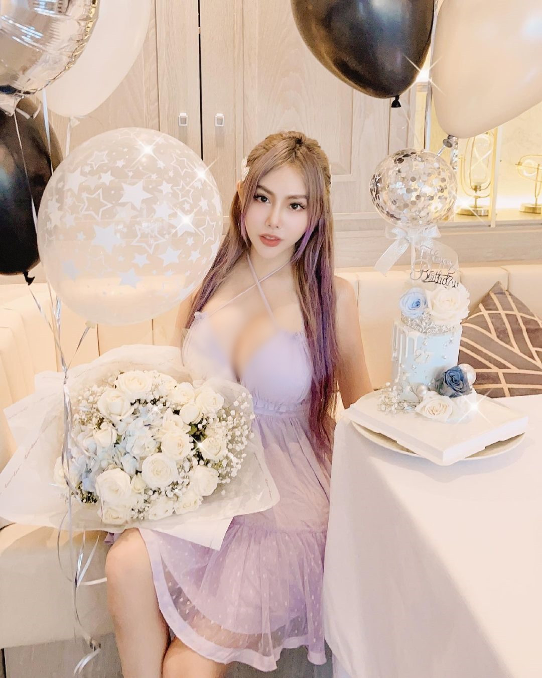 Được biết, cô nàng không chỉ thu hút người hâm mộ nhờ nhan sắc mà còn khiến mọi người ngưỡng mộ nhờ tài kinh doanh của mình.