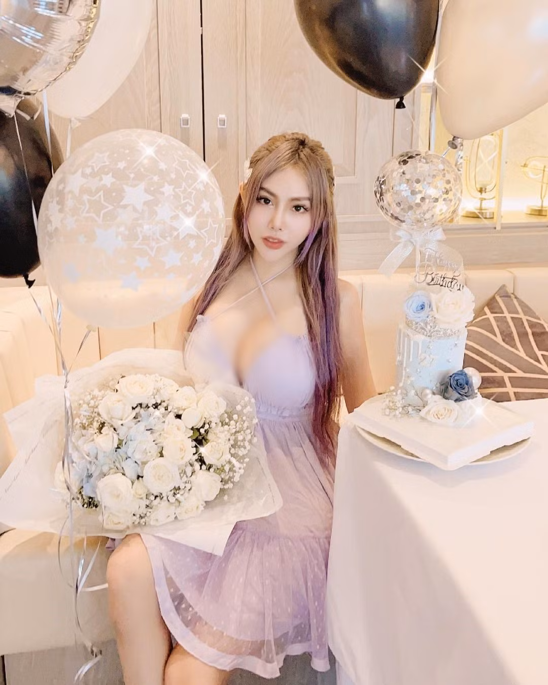 Được biết, cô nàng không chỉ thu hút người hâm mộ nhờ nhan sắc mà còn khiến mọi người ngưỡng mộ nhờ tài kinh doanh của mình.