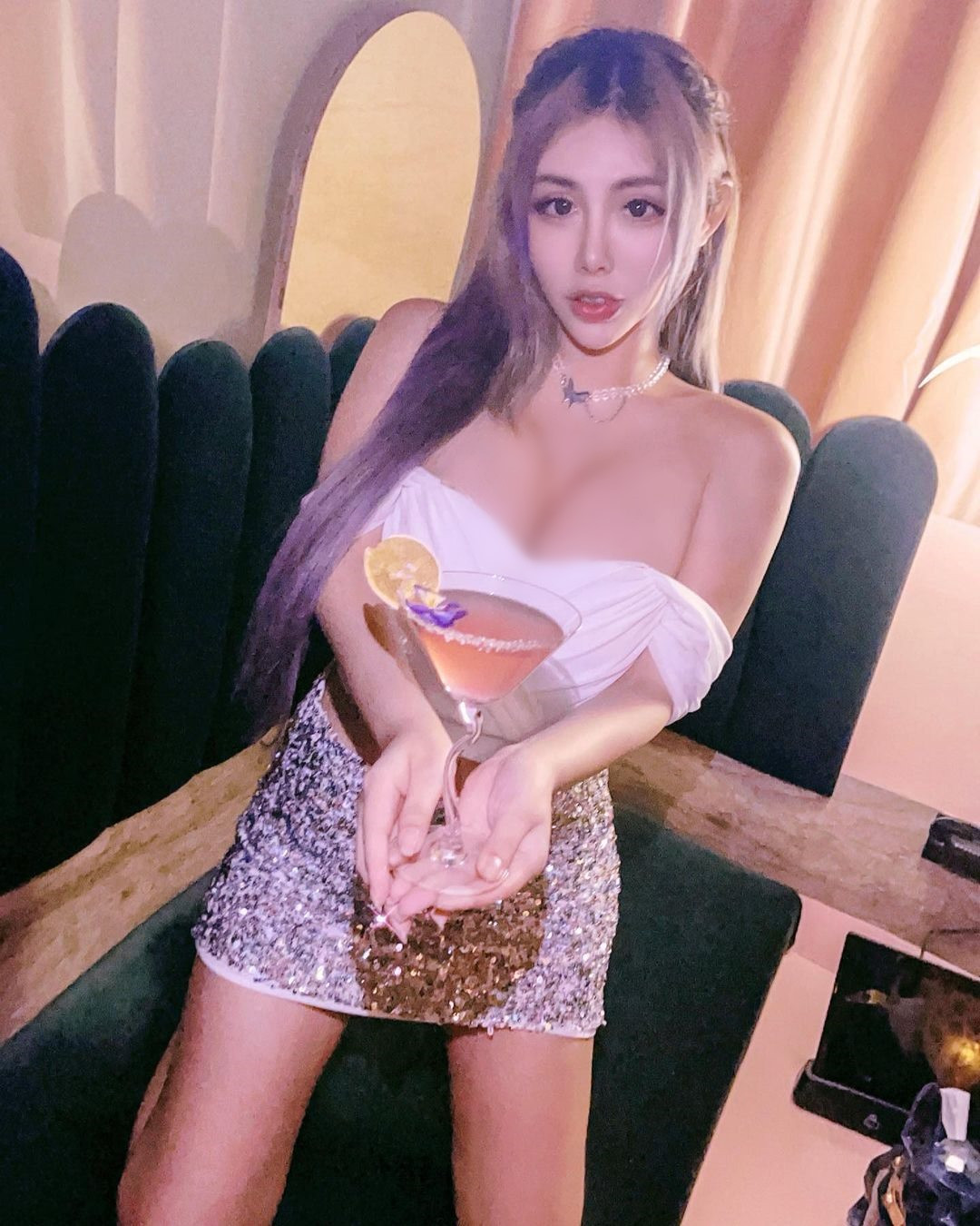 Ngoài công việc chính là một người mẫu, cô nàng còn kinh doanh thời trang, kinh doanh một cửa hàng hoa ăn nên làm ra.