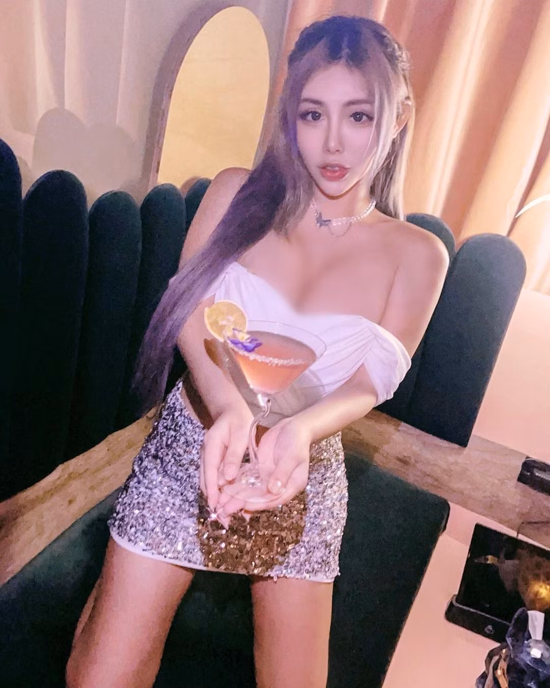 Ngoài công việc chính là một người mẫu, cô nàng còn kinh doanh thời trang, kinh doanh một cửa hàng hoa ăn nên làm ra.