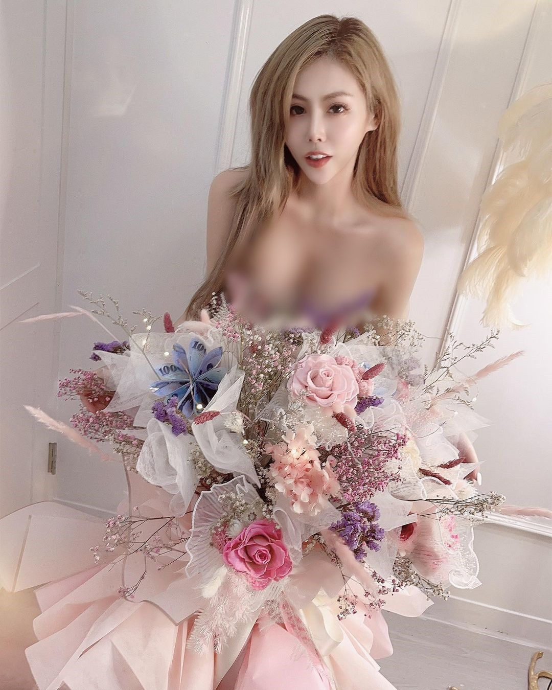 Cô nàng cũng để ngực trần để quảng cáo sản phẩm hoa của cửa tiệm mình.