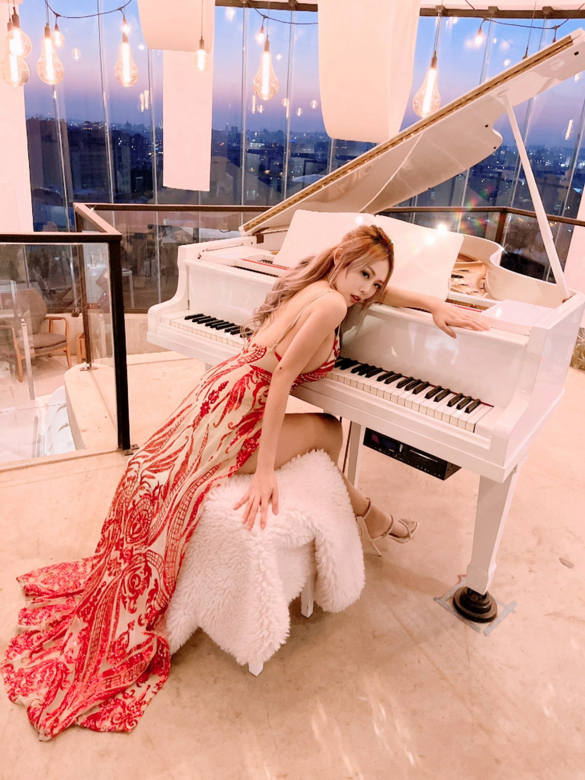 Thời gian qua, hot girl nỗ lực lấy lại thiện cảm của mọi người. Cô nàng thường xuyên đăng tải hình ảnh nóng bỏng, gợi cảm ở mức độ hợp lý, khoe nhan sắc mĩ miều và dáng vóc đáng ngưỡng mộ.