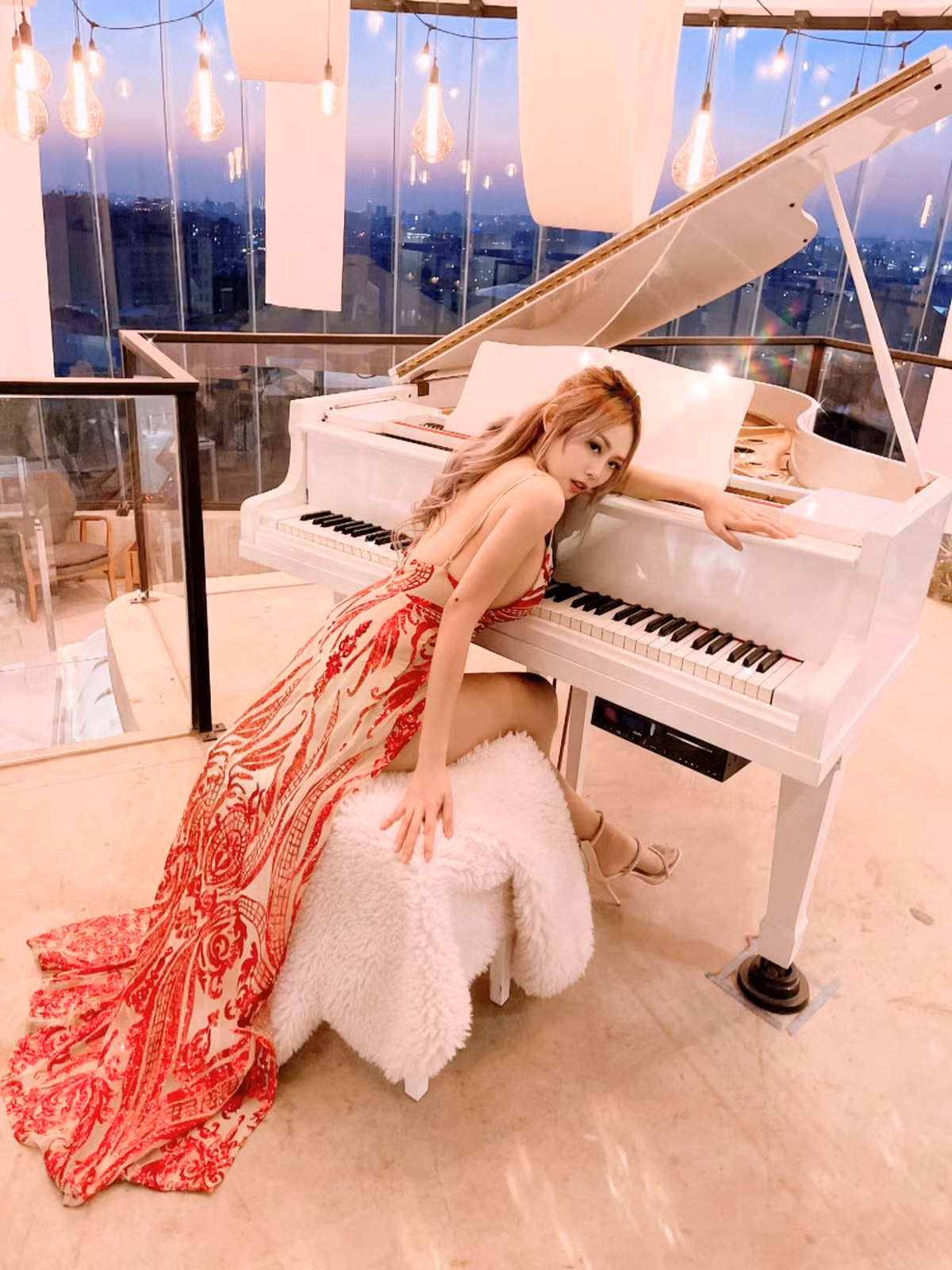 Thời gian qua, hot girl nỗ lực lấy lại thiện cảm của mọi người. Cô nàng thường xuyên đăng tải hình ảnh nóng bỏng, gợi cảm ở mức độ hợp lý, khoe nhan sắc mĩ miều và dáng vóc đáng ngưỡng mộ.