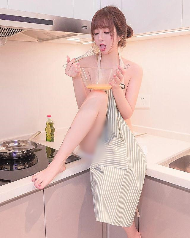 Thế nhưng, mới đây, Alice Vương đã tự khiến bản thân vướng phải lùm xùm không đáng có khi khoe ảnh để ngực trần, chỉ mặc một chiếc tạp dề không chỉnh tề và nấu ăn.