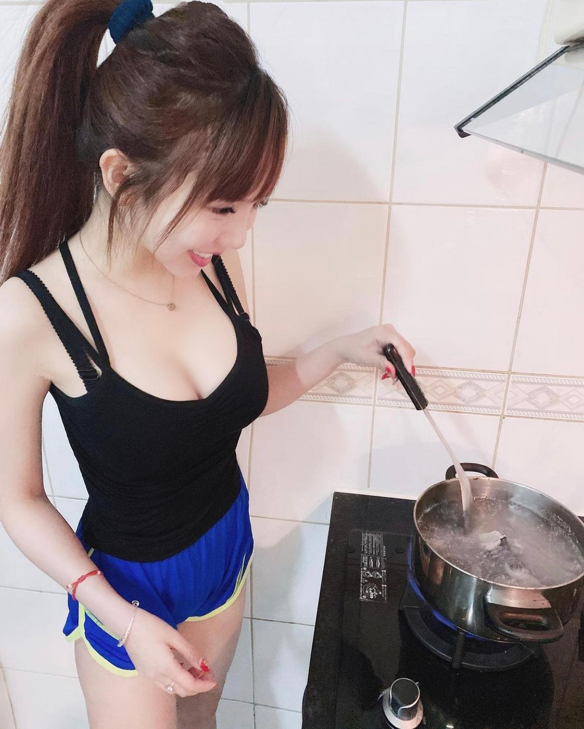 Trong những hình ảnh này, cô nàng hot girl luôn diện những set đồ ngắn, bó sát, tự tin khoe vẻ đẹp hình thể của mình.