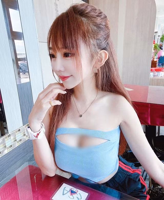 Khuôn ngực khủng khiến cô nàng trở thành tâm điểm của mọi ánh nhìn, nhận được vô số lời tán dương, ca ngợi.