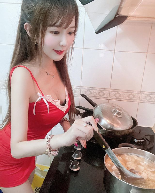 Rất nhanh sau đó, danh tính của hot girl này được tìm ra. Cô nàng là Thái Phân Phân, một hot girl, người mẫu gợi cảm có tiếng.