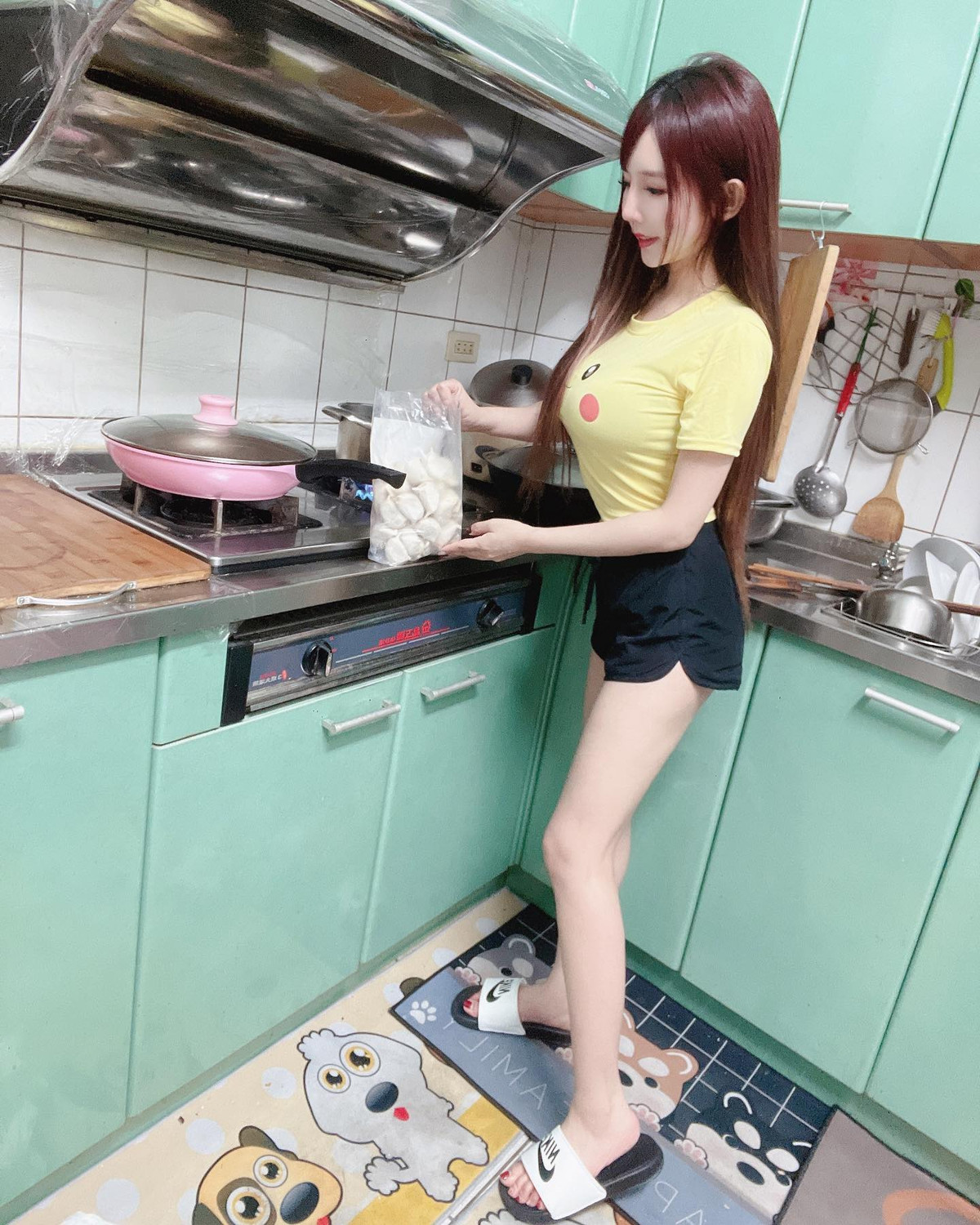 Những ngày gần đây, cư dân mạng Đài Loan đang chia sẻ hình ảnh của một hot girl siêu vòng 1, xinh đẹp như búp bê đứng nấu ăn, rửa bát trong bếp.