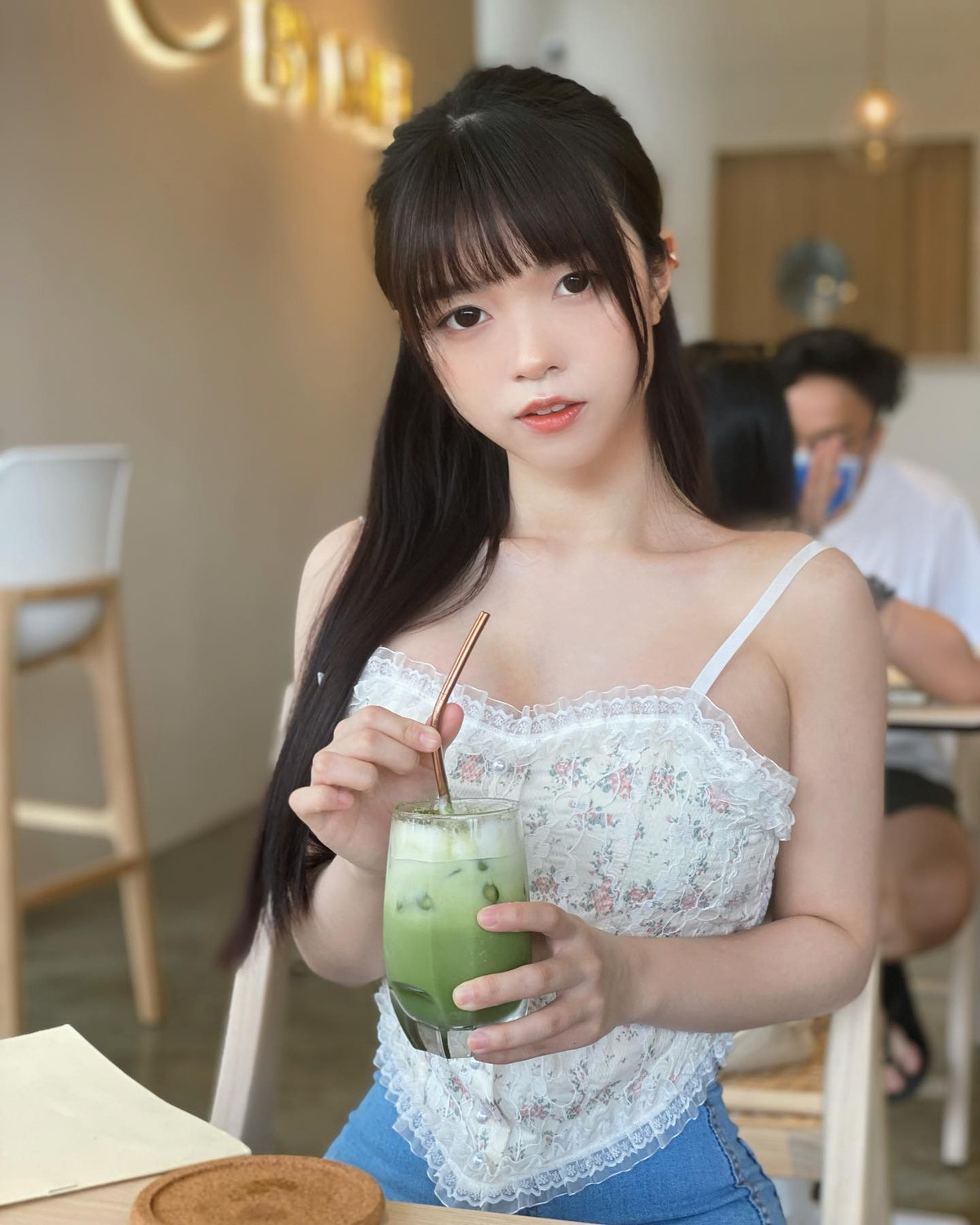 Dạo một vòng quanh trang cá nhân của hot girl Diorwynn, có thể thấy được cô nàng rất chăm chỉ cập nhật hình ảnh xinh đẹp của mình.