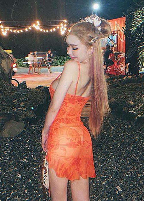 Rất nhanh sau đó, người ta nhận ra cô gái với phong cách táo bạo đó là Yun Yen.