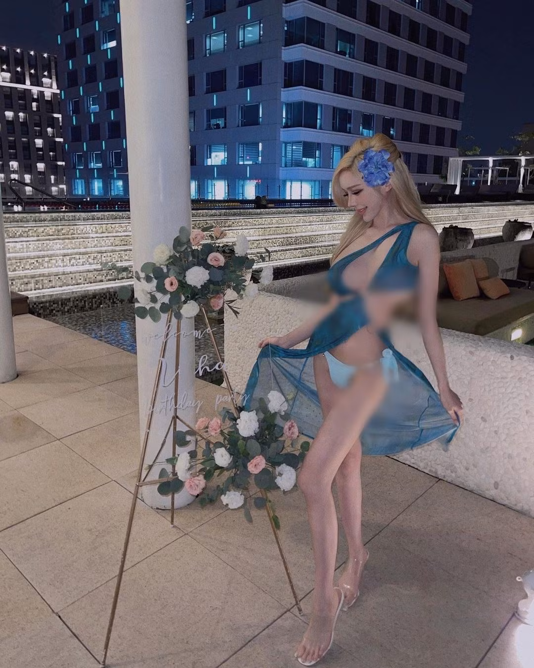 Cô nàng ngày càng bạo dạn hơn trong việc diện đồ. Thời gian trước, hot girl khiến mọi người ngỡ ngàng khi diện chiếc váy siêu hở hang, cắt xẻ không sót chỗ nào.