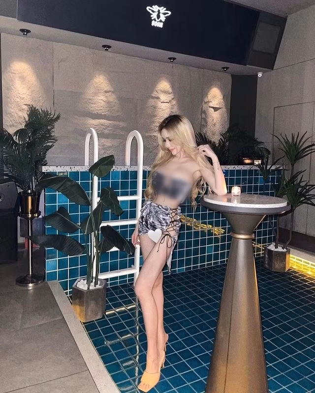Theo mọi người, hot girl quá lạm dụng phong cách gợi cảm. Cô nàng thường xuyên diện mốt "thả rông" và thoải mái dạo phố, xuất hiện tại nơi công cộng.