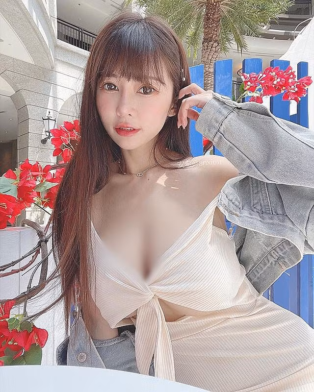 Trước đây không lâu, An Hi từng bị chỉ trích vì diện mẫu váy hở hang để lộ chân ngực.