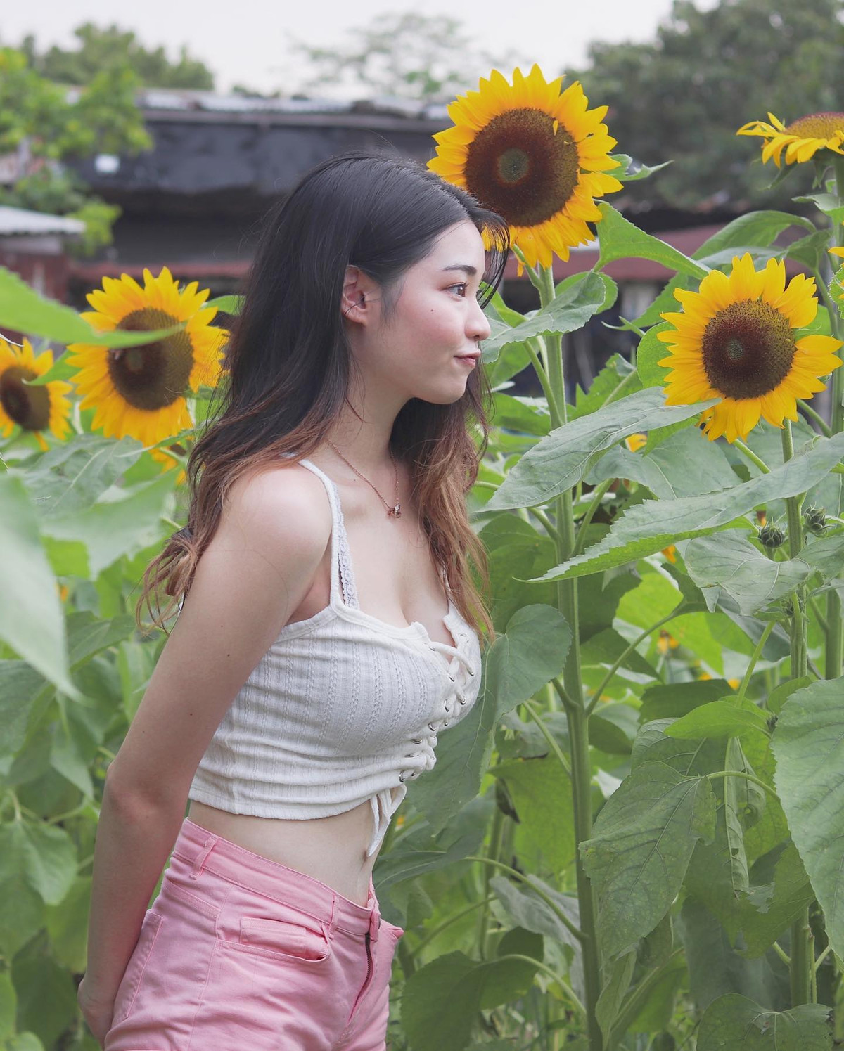 Ngoài đời, Elfa là một cô nàng ưa phong cách trẻ trung, năng động và gợi cảm.