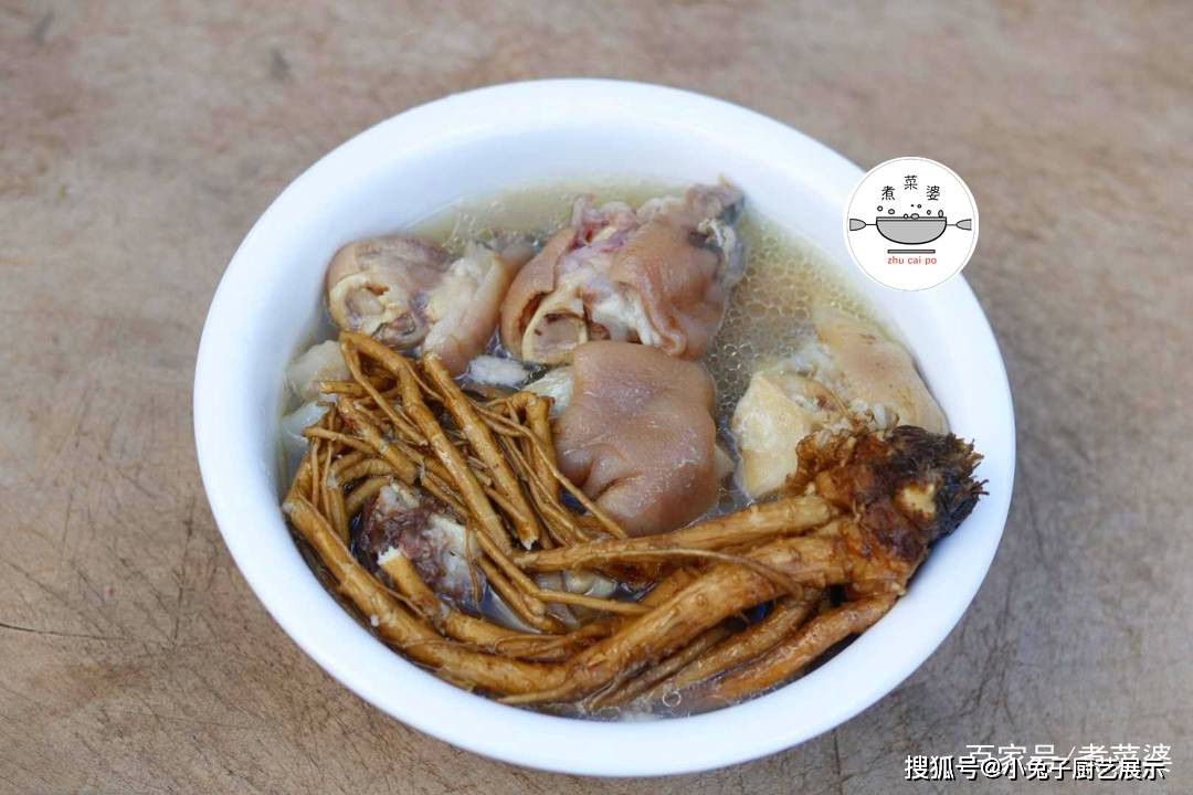 Nguyên liệu gồm có: 1 chân giò, 1 củ đương quy, một ít gừng, 2 thìa rượu, lượng muối thích hợp. Tiếp đó, sau khi sơ chế chân giò và chặt nhỏ vừa miếng, hãy chần qua nước sôi khoảng 10 phút.