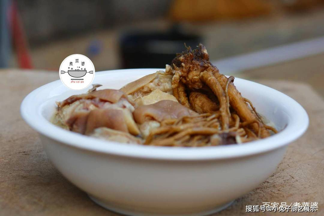 Tiếp đó cho chân giò đã chặt vào nồi hầm, thêm nước, gừng thái lát, rượu rồi ninh lửa nhỏ. Đợi chân giò mềm, cho đương quy vào và tiếp tục đun, tới khi hương vị đậm đà thì tắt lửa.