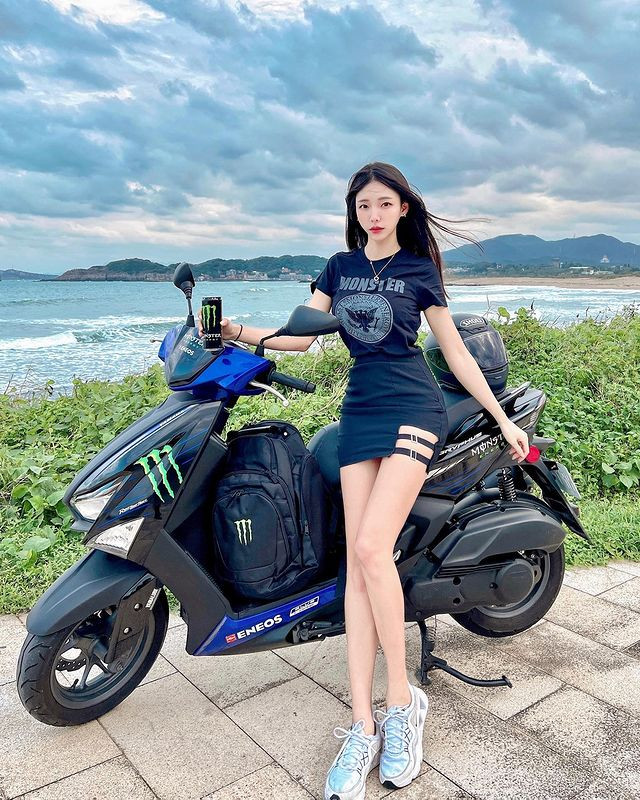 Đáng nói, Vương Thần Phiêu không chỉ biết tạo dáng, cô nàng còn thực sự điều khiển được những chiếc xe khủng này.