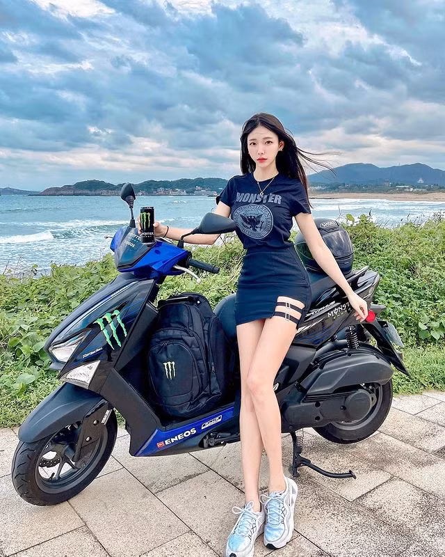 Đáng nói, Vương Thần Phiêu không chỉ biết tạo dáng, cô nàng còn thực sự điều khiển được những chiếc xe khủng này.