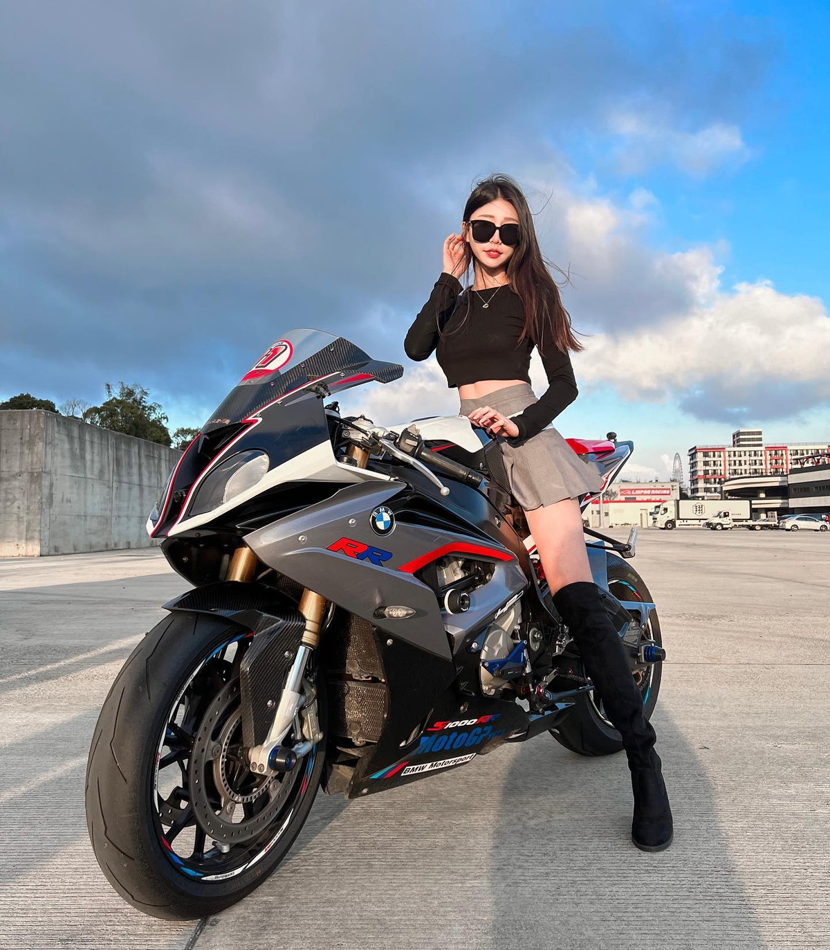 Sở hữu vẻ ngoài xinh đẹp, body nóng bỏng, tính cách mạnh mẽ, thú vị và dàn xế khủng cực đắt tiền khiến Vương Thần Phiêu liên tục hút fan hâm mộ.