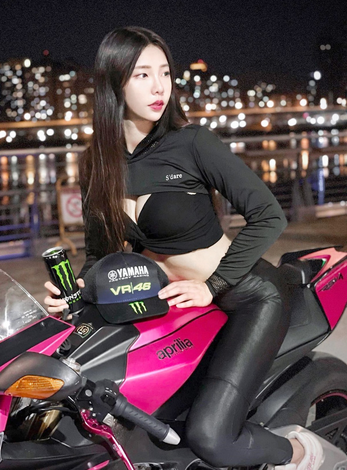 Cách đây không lâu, hình ảnh Vương Thần Phiêu vén áo khoe dáng bên chiếc xế xịn gây xôn xao mạng xã hội.