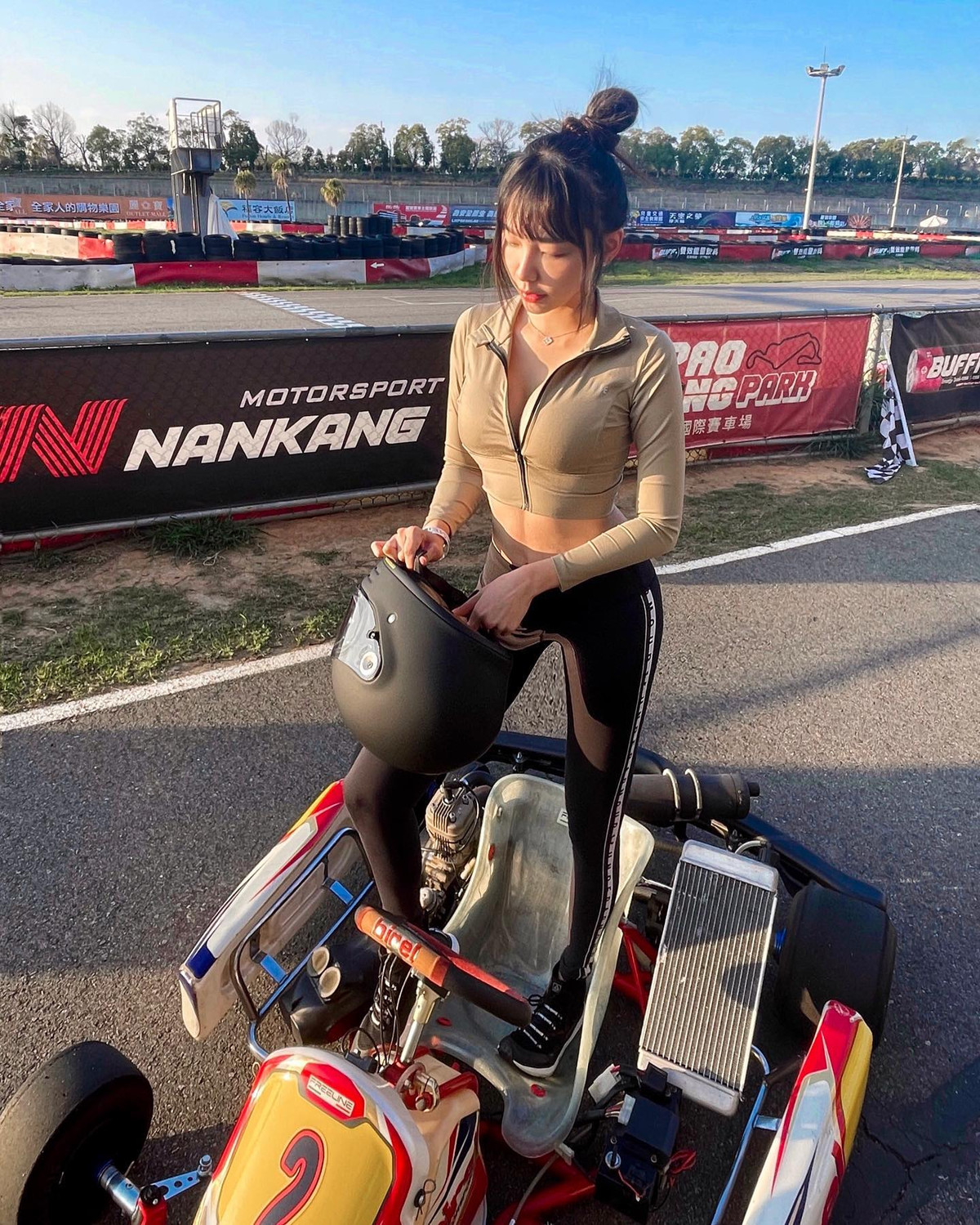 Phương châm sống của hot girl xinh đẹp này là bạn chỉ sống một lần, vì vậy, hãy làm tất cả những điều mình muốn.