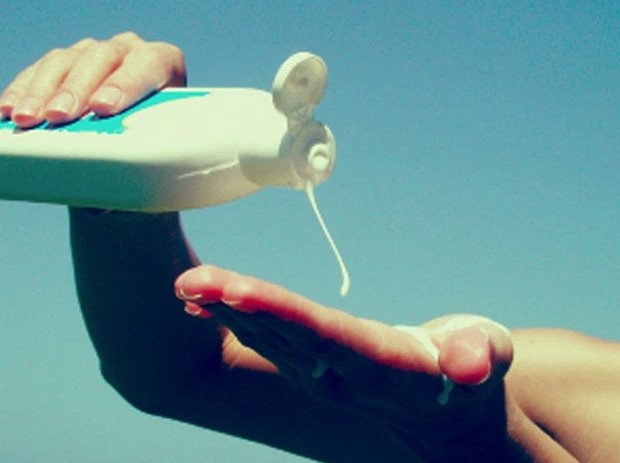 Đặc biệt, có một số thành phần trong loại kem chống nắng mà bạn vẫn dùng hàng ngày có thể tiềm ẩn nhiều nguy cơ gây hại sức khỏe. Đặc biệt, nếu chúng chứa quá nhiều 4 thành phần sau thì làn da của bạn sẽ dần bị bào mòn theo thời gian.