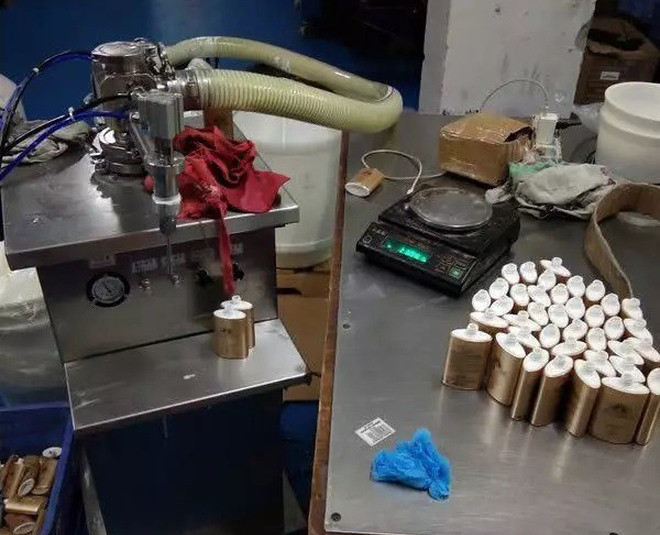 Về lâu dài, bạn sẽ bị viêm da nặng và nếu không chữa trị kịp thời còn có thể để lại sẹo rỗ. Chưa hết, kem chống nắng giả không hề bảo vệ da mà sẽ trở thành thứ tấn công trực tiếp trên da và làm tăng nguy cơ hình thành khối u ung thư da, kích thích bào mòn da, gây teo da, khiến da dễ bắt nắng hơn.