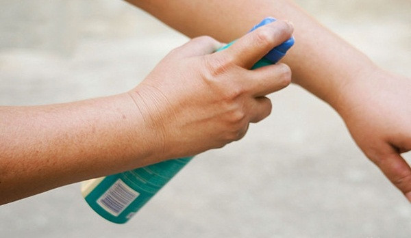 Kem chống nắng là sản phẩm được sử dụng thường xuyên trong mùa hè để bảo vệ da dưới tác động của ánh nắng mặt trời. Tuy nhiên, không ít người đã gánh hoạ từ việc sử dụng loại kem chống nắng không đúng cách. (Ảnh minh họa)