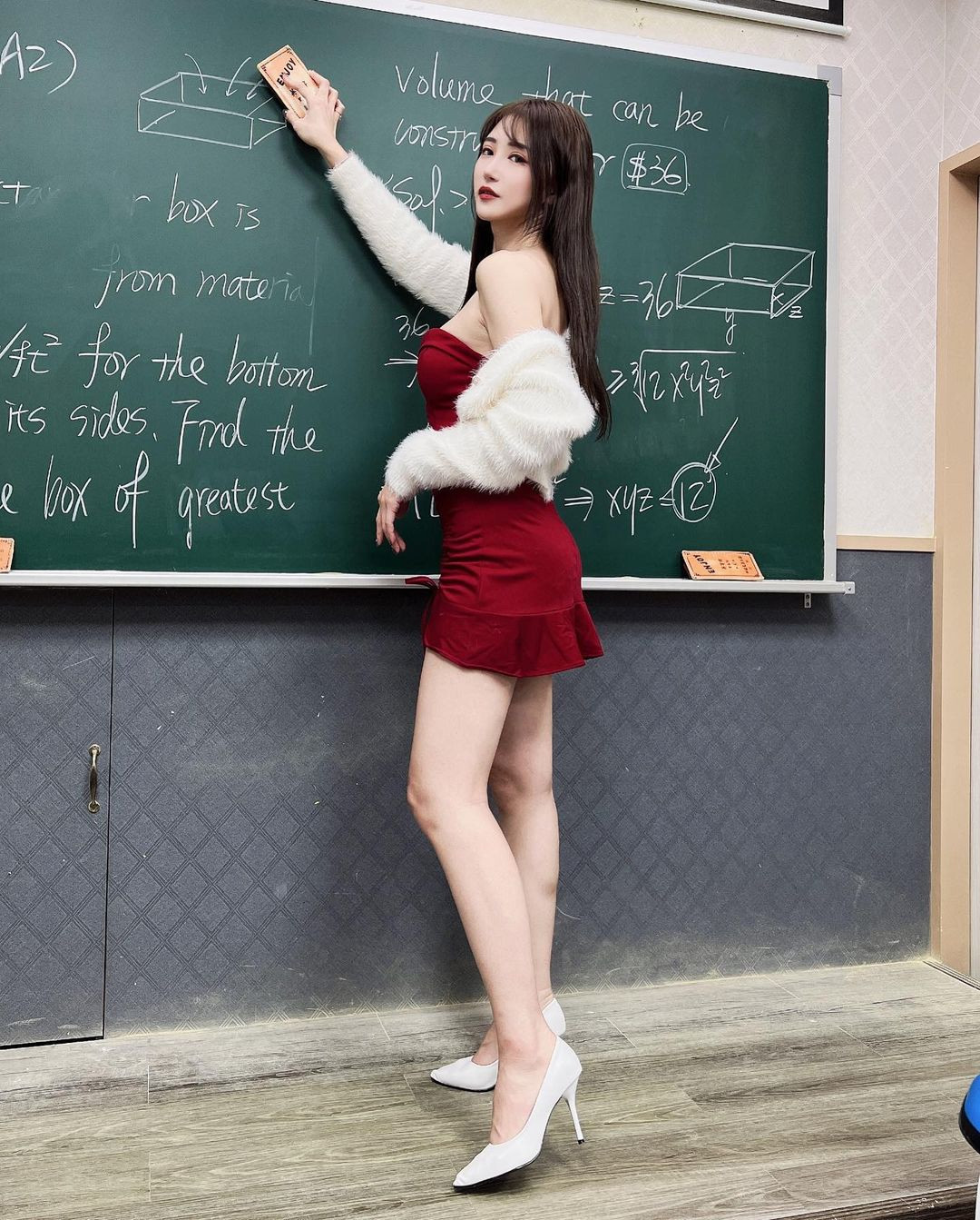 Diện một chiếc váy đỏ bắt mắt, Nana khoe được dáng hình chữ S vô cùng hút mắt.