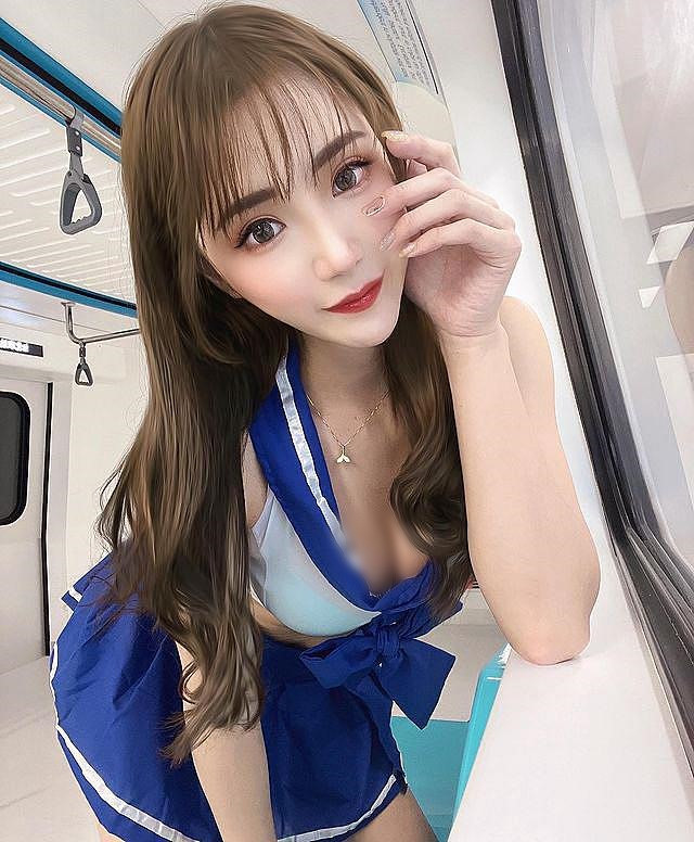 Nổi lên từ những hình ảnh nữ trợ giảng xinh đẹp, gợi cảm, Nana được đà tiến vào con đường làm người mẫu.