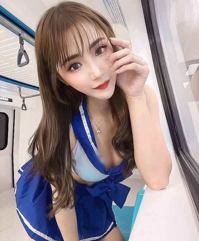 Nổi lên từ những hình ảnh nữ trợ giảng xinh đẹp, gợi cảm, Nana được đà tiến vào con đường làm người mẫu.