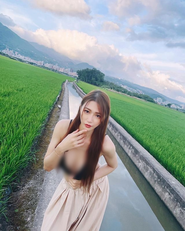 Kể cả đó có là concept đã lên kế hoạch từ trước thì sự mâu thuẫn của bối cảnh và trang phục vẫn là điều không thể khắc phục.