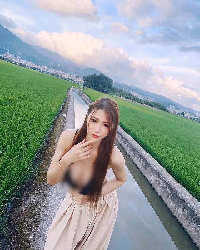 Kể cả đó có là concept đã lên kế hoạch từ trước thì sự mâu thuẫn của bối cảnh và trang phục vẫn là điều không thể khắc phục.