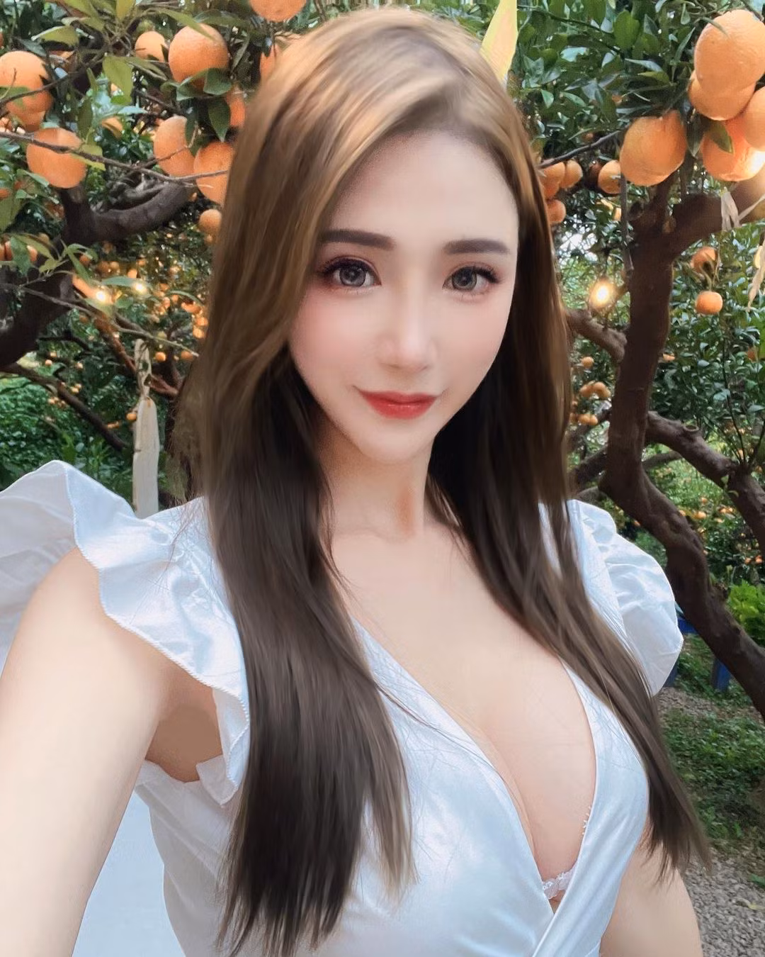 Hot girl Nana, trước khi làm người mẫu chuyên nghiệp, đã từng là nữ trợ giảng môn Toán. Cô nàng gây chú ý với khuôn mặt xinh đẹp và dáng hình cực kỳ gợi cảm.
