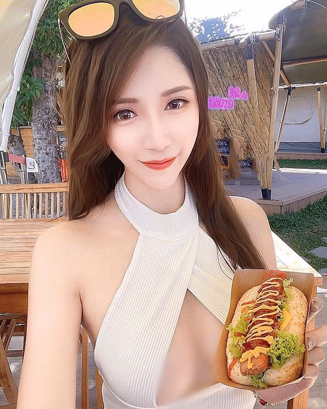 Cô nàng tự tin, với vóc dáng của mình, mặc đồ gì cũng sẽ đẹp.