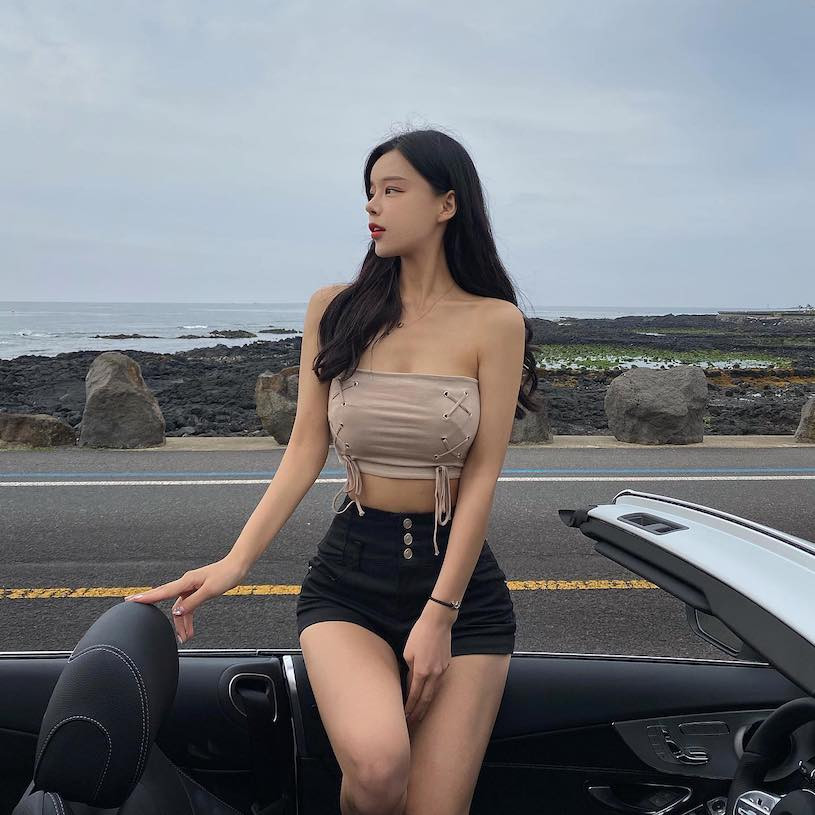 Cô nàng thường xuyên khoe ngực khủng, eo thon bên chiếc siêu xe mui trần màu trắng của mình.