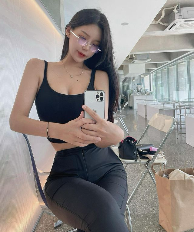 Không giống như những hot girl gợi cảm khác có đa số là fan nam, cô nàng lloves0me có không ít fan nữ.