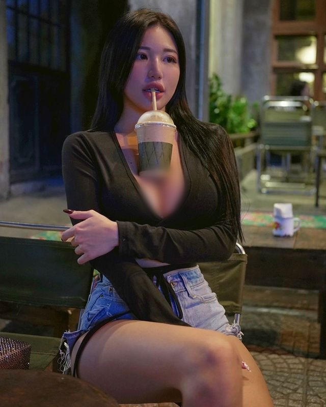 Tạo ấn tượng đặc biệt với vẻ đẹp gợi cảm cùng thân hình vô cùng nóng bỏng, hot girl này sở hữu lượng fan hâm mộ hùng hậu lên tới 18,1 triệu người trên trang IG cá nhân.