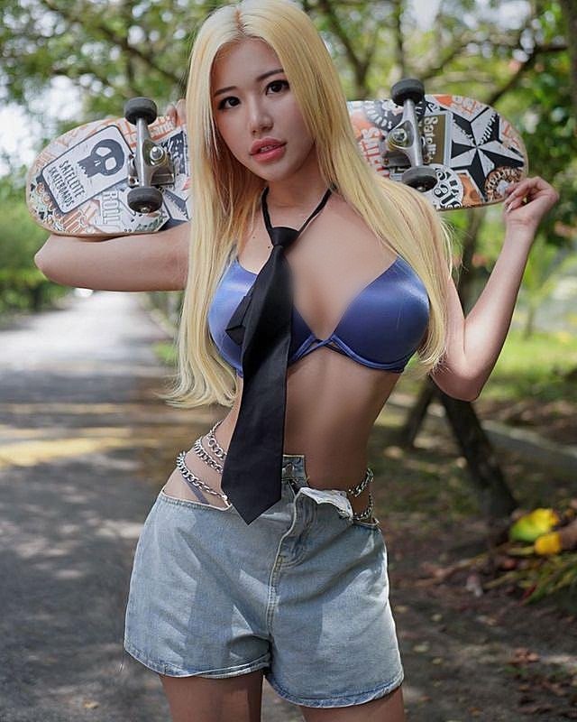 Được biết, trước khi nổi tiếng như một người mẫu gợi cảm táo bạo, Pui Yi đã bị phát tán những tấm ảnh khỏa thân của cô sau khi đem máy tính cá nhân đi sửa chữa.