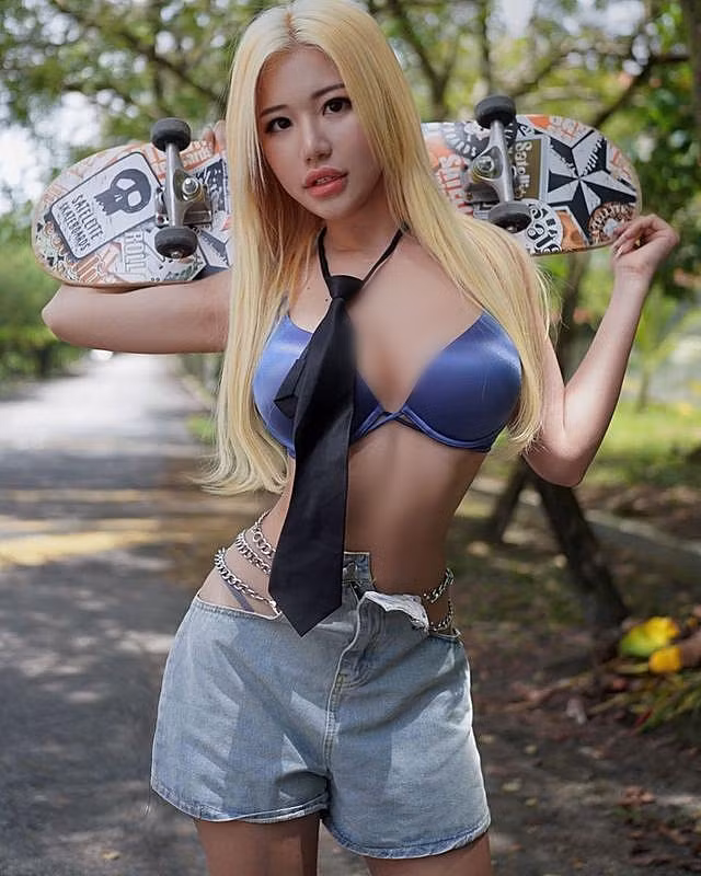 Được biết, trước khi nổi tiếng như một người mẫu gợi cảm táo bạo, Pui Yi đã bị phát tán những tấm ảnh khỏa thân của cô sau khi đem máy tính cá nhân đi sửa chữa.