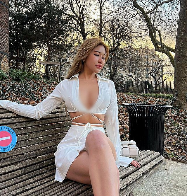 Mỗi lần xuất hiện, Siew Pui Yi đều khoe ngực khủng, eo thon, vòng ba nảy nở và đôi chân thon thả.