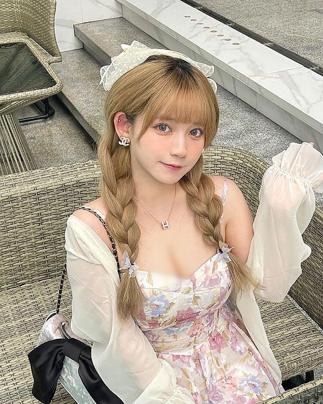 Ngày thường, hot girl cũng hay chọn trang phục nữ tính, bánh bèo, tôn được đường cong cơ thể và nét đẹp trong trẻo.