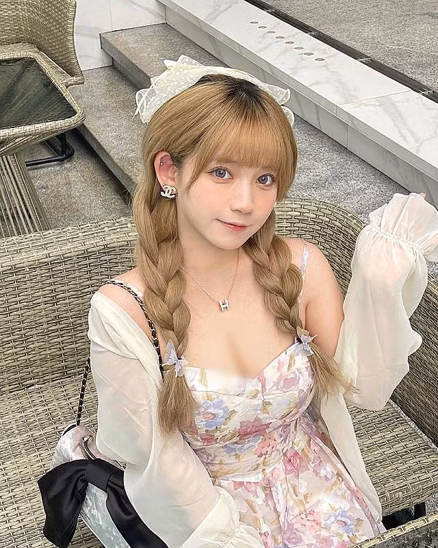 Ngày thường, hot girl cũng hay chọn trang phục nữ tính, bánh bèo, tôn được đường cong cơ thể và nét đẹp trong trẻo.